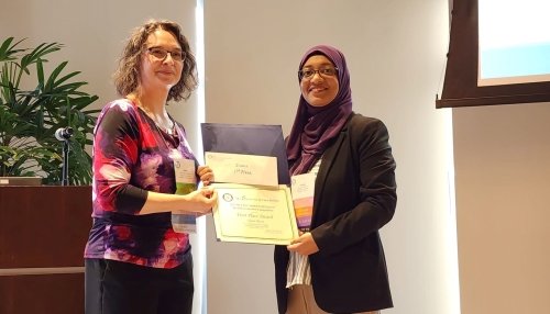 Shuaa Rizvi accepts an award for her research.