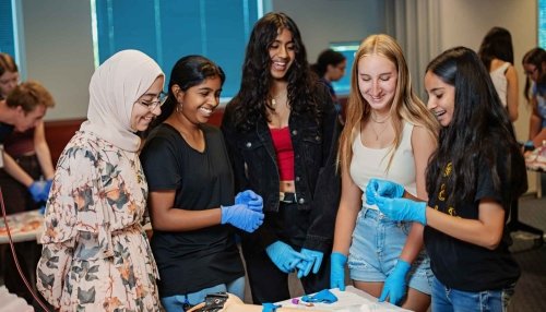 High school students participate in hands-on labs at Midwestern University's summer 高中学生金沙赌场网站职业金沙赌场网站研究所