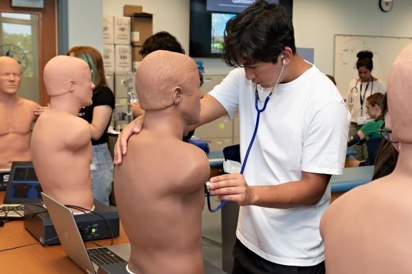 Students listen to normal and abnormal heart and lung sounds.