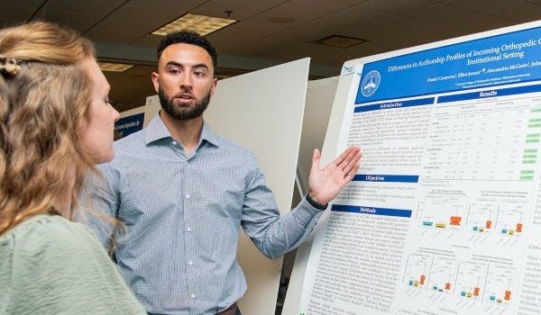 丹尼尔卡萨诺瓦 presents his research topic.